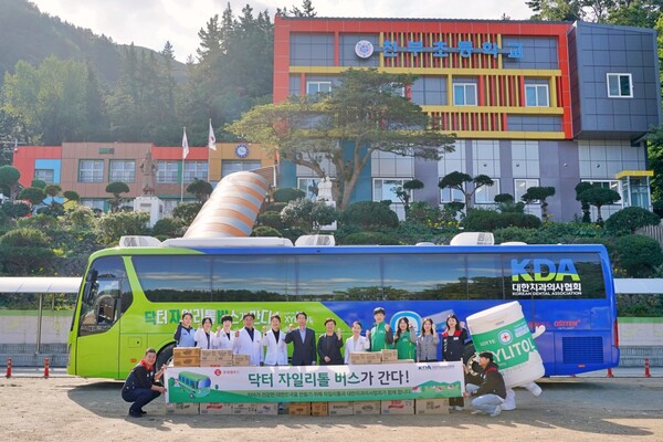 울릉도 천부초등학교에서 닥터자일리톨버스 캠페인을 기념해 의료진과 관계자들이 기념사진을 촬영하고 있다. (제공: 롯데웰푸드)