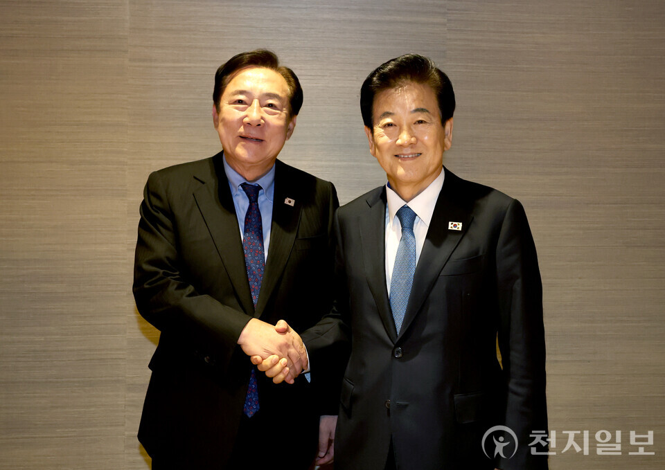 정동영 통일부 장관(오른쪽)과 김기문 중소기업중앙회장이 27일 서울 서머셋팰리스에서 열린 개성공단기업협회 전직 회장단 간담회에서 악수하고 있다. 이날 간담회는 개성공단 재개와 남북경협 복원을 위한 민간 의견 수렴을 위해 마련됐다. (제공: 중소기업중앙회) ⓒ천지일보 2025.10.27.