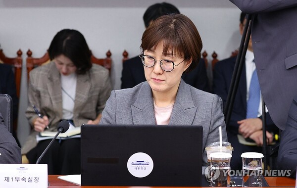 김현지 대통령실 제1부속실장이 2일 용산 대통령실에서 열린 수석보좌관회의에 참석해 있다. 2025.10.2 (출처: 연합뉴스)