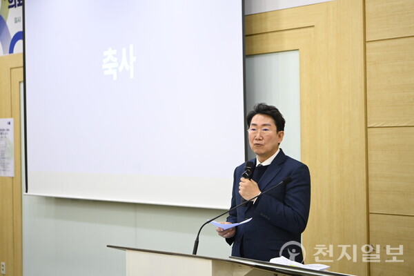 원강수 원주시장이 27일 서울대학교에서 열린 의료 AI 데이터센터 구축 세미나에 참석하고 축사를 하로 있다. (제공: 원주시청) ⓒ천지일보 2025.10.27.