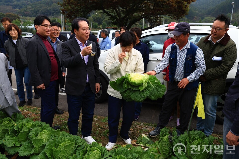 송미령 농림축산식품부 장관이 지난 26일 김장(가을)배추 주산지인 충북 괴산군에 위치한 배추 밭을 찾아 작황을 점검했다. (제공: 농식품부) ⓒ천지일보 2025.10.28.