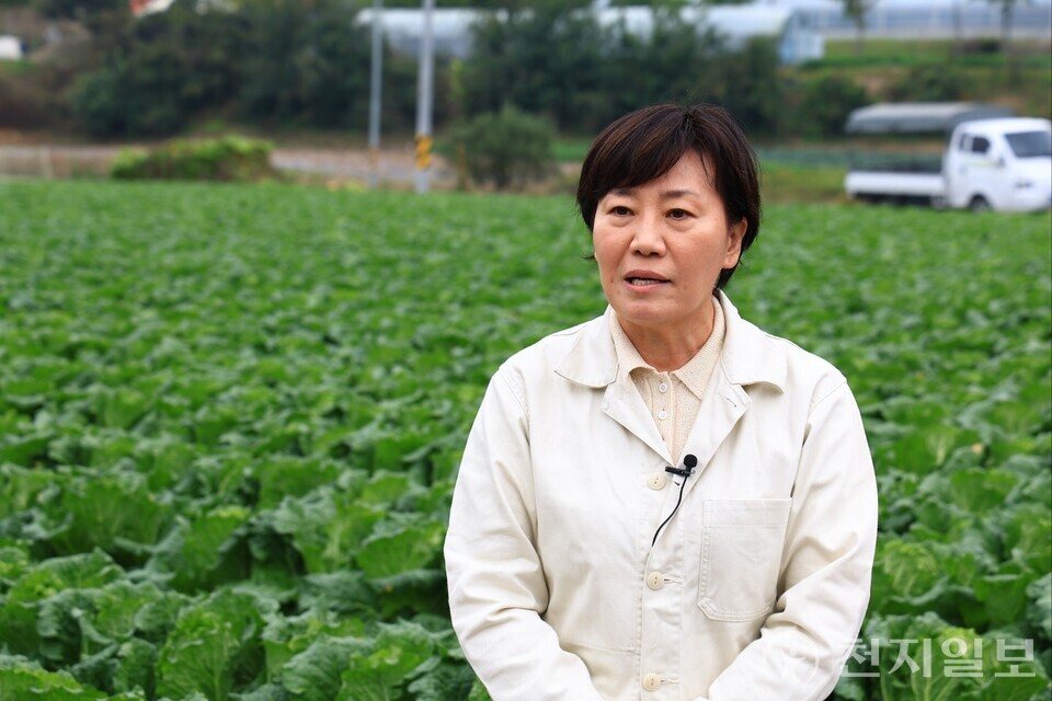 송미령 농림축산식품부 장관이 지난 26일 김장(가을)배추 주산지인 충북 괴산군에 위치한 배추 밭을 찾아 작황을 점검했다. (제공: 농식품부) ⓒ천지일보 2025.10.28.