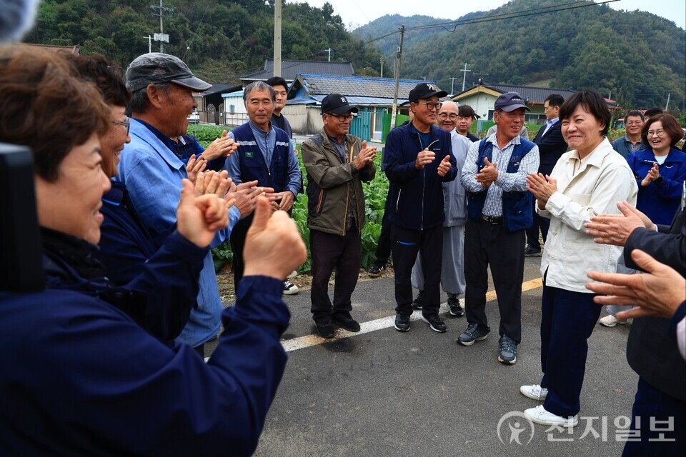 송미령 농림축산식품부 장관이 지난 26일 김장(가을)배추 주산지인 충북 괴산군에 위치한 배추 밭을 찾아 작황을 점검했다. (제공: 농식품부) ⓒ천지일보 2025.10.28.