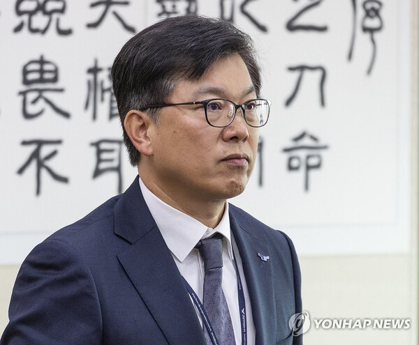 (서울=연합뉴스) 이재승 공직자비리범죄수사처 차장이 20일 국회 법사위에서 열린 2025년도 서울고법과 수원고법, 서울중앙지법 등 수도권, 강원 지역 법원에 대한 국정감사에 증인으로 출석해 인사하고 있다. 2025.10.20.