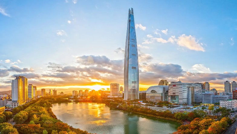 롯데월드타워 전경. 시그니엘 서울을 포함한 전국 16개 롯데호텔이 최대 25% 할인 ‘플래시 딜’ 프로모션을 진행한다. (출처: LOTTE HOTELS& RESORTS 홈페이지 캡처)