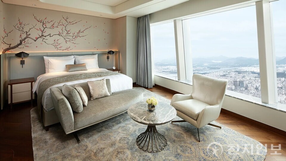 시그니엘 서울 객실 내부. 전국 16개 롯데 계열 호텔이 이번 ‘플래시 딜’ 프로모션 대상에 포함된다. (제공: 롯데호텔앤리조트)