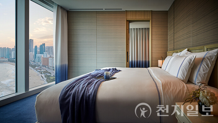 시그니엘 부산 전경. 롯데호텔 리워즈 회원 전용 혜택으로 겨울 호캉스를 준비할 수 있다. (제공: 롯데호텔앤리조트)