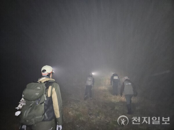 제주특별자치도 세계유산본부와 국립공원공단이 지난 24일부터 26일까지 한라산국립공원에서 불법 탐방 행위를 집중 단속했다. 사진은 단속 모습. (제공: 제주특별자치도) ⓒ천지일보 2025.10.28.