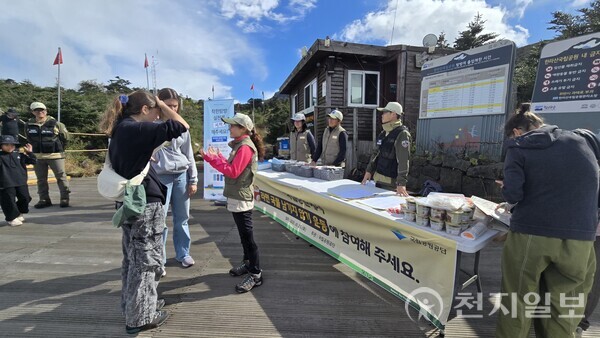 제주특별자치도 세계유산본부와 국립공원공단이 지난 24일부터 26일까지 한라산국립공원에서 불법 탐방 행위를 집중 단속했다. 사진은 착한 탐방문화 캠페인 모습. (제공: 제주특별자치도) ⓒ천지일보 2025.10.28.