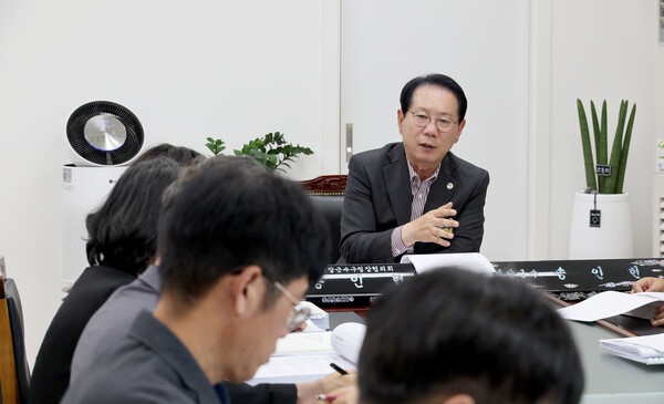 충북 괴산군(군수 송인헌)이 지난 20~27일 ‘2026년 주요업무계획 보고회’를 열고 내년도 군정 운영 방향과 핵심 추진 과제를 논의했다고 28일 밝혔다. 사진은 송 군수가 간부 공무원들과 함께 군정 현안에 대해 논의하는 모습. (제공: 괴산군청)