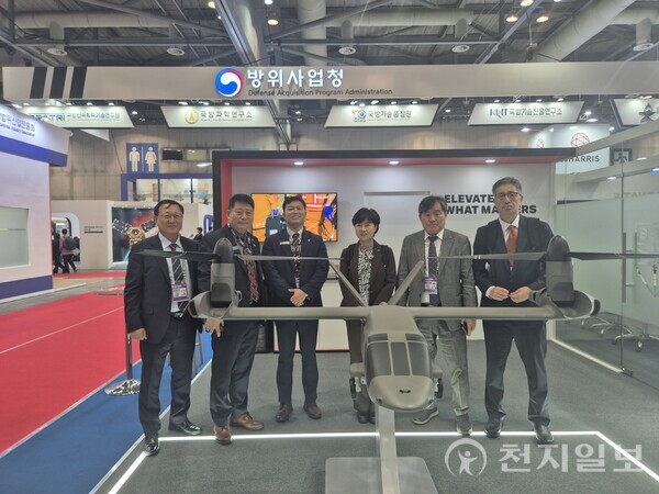 경남 사천시가 지난 17일부터 24일까지 서울공항과 KINTEX에서 열린 ‘서울 ADEX 2025’에 참가해 해외 기업들과의 MOU 체결 등으로 항공우주 분야 입지를 넓혔다. 사진은 사천시 ADEX 대표단이 부스 앞에서 기념 촬영하는 모습. (제공: 사천시청) ⓒ천지일보 2025.10.28.