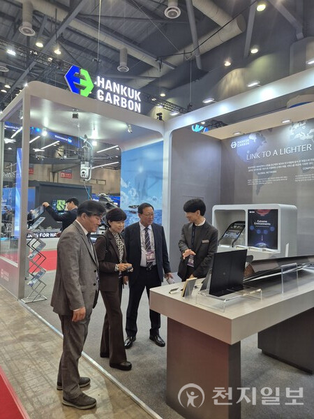 경남 사천시가 지난 17일부터 24일까지 서울공항과 KINTEX에서 열린 ‘서울 ADEX 2025’에 참가해 해외 기업들과의 MOU 체결 등으로 항공우주 분야 입지를 넓혔다. 사진은 사천시 ADEX 대표단이 부스 앞에서 설명을 듣는 모습. (제공: 사천시청) ⓒ천지일보 2025.10.28.