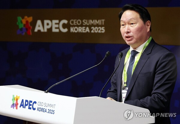 최태원 대한상공회의소 회장 겸 SK그룹 회장이 29일 경북 경주예술의전당에서 열린 ‘APEC CEO(최고경영자) 서밋’에서 개회사를 하고 있다. 2025.10.29. (출처: 연합뉴스)