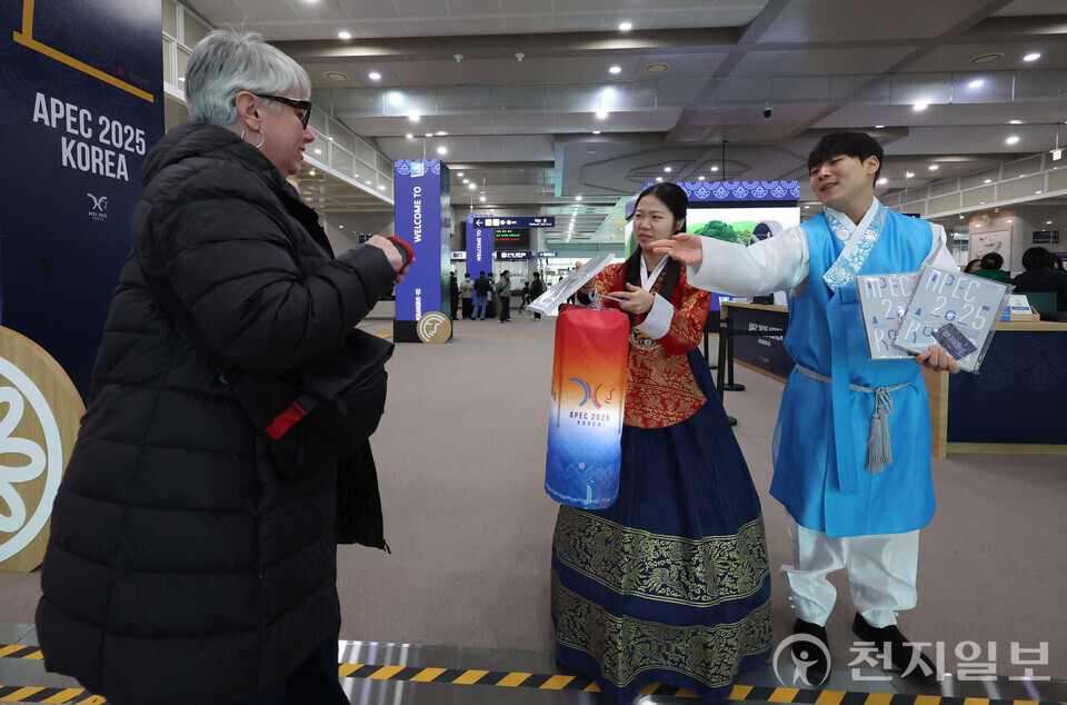 [천지일보 경주=남승우 기자] 2025 아시아태평양경제협력체(APEC) 정상회의 주간인 29일 경북 경주역에서 외국인 관광객들이 문화체육관광부가 설치한 외국인 관광객 환영 부스에서 팜플렛을 받고 있다. ⓒ천지일보 2025.10.29.