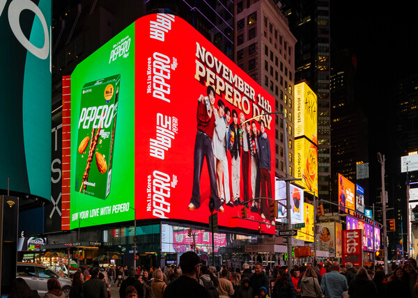 뉴욕 타임스스퀘어 TSX 브로드웨이 빌딩에서 송출되고 있는 빼빼로데이 글로벌 마케팅 캠페인 영상 모습. (제공: 롯데웰푸드)