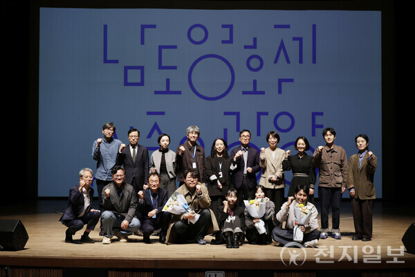 ‘로컬 영화제’의 의미를 다시 쓴 ‘남도영화제 시즌2 광양’이 지난 27일 남도민과 광양 시민들에게 한층 성숙한 영화제의 모습을 각인시키고 성황리에 폐막했다. 사진은 폐막식 기념 촬영하는 모습. (제공: 남도영화제집행위원회) ⓒ천지일보 2025.10.29.