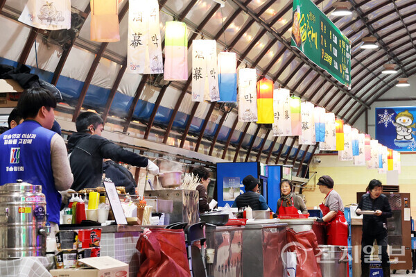 평창고랭지김장축제에서 빠져서는 안될 먹거리촌에 사람들이 추위와 허기를 달래고 있다.(제공: 평창고랭지김장축제위원회) ⓒ천지일보 2025.10.29.