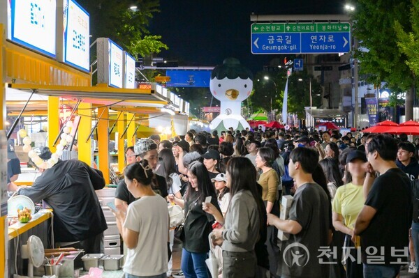 2024 순천 푸드앤아트페스티벌에 수많은 관람객들이 행사장을 둘러보고 있다. (제공: 순천시청) ⓒ천지일보 2025.10.30.