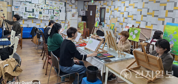 천안시청 직원들로 구성된 미술동호회 ‘풍경’ 회원들의 모습. (제공: 천안시) ⓒ천지일보 2025.10.30.