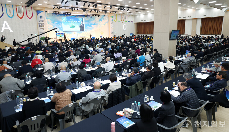 [천지일보=박준성 기자] 30일 충북 청주교회에서 신천지예수교 증거장막성전이 주최한 ‘제3기 만국초청 계시록 특강’에서 이지연 교육부장이 ‘계시록 성취 실상 증거’를 주제로 강연을 하고 있다.ⓒ천지일보 2025.10.30.