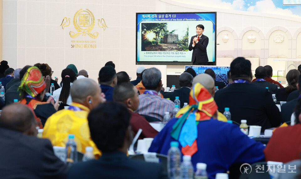 [천지일보=박준성 기자] 30일 충북 청주교회에서 신천지예수교 증거장막성전이 주최한 ‘제3기 만국초청 계시록 특강’에서 이지연 교육부장이 ‘계시록 성취 실상 증거’를 주제로 강연을 하고 있다.ⓒ천지일보 2025.10.30.