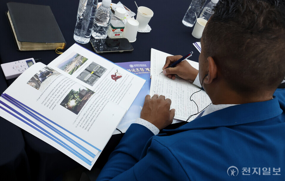 [천지일보=박준성 기자] 30일 충북 청주교회에서 신천지예수교 증거장막성전이 주최한 ‘제3기 만국초청 계시록 특강’에서 이지연 교육부장이 ‘계시록 성취 실상 증거’를 주제로 강연하는 가운데 해외 종교 지도자들이 강연 내용을 메모하고 있다.ⓒ천지일보 2025.10.30.