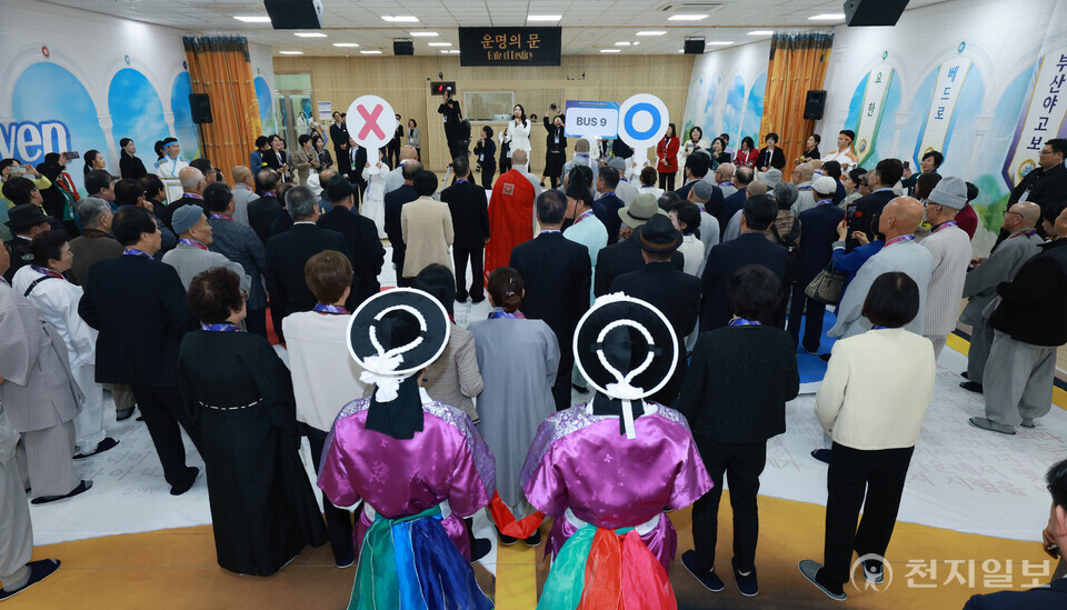 [천지일보=박준성 기자] 신천지예수교 증거장막성전이 30일 충북 청주교회에서 ‘제3기 만국초청 계시록 특강’을 개최한 가운데 국내외 종교 지도자들이 ‘천국가는 길’ 말씀체험 프로그램을 하고 있다.ⓒ천지일보 2025.10.30.