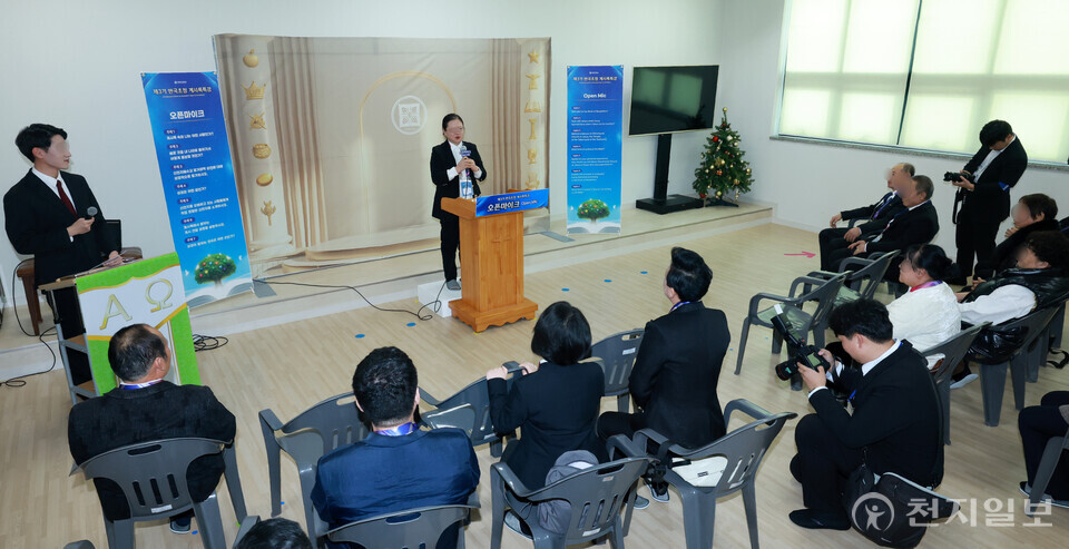 [천지일보=박준성 기자] 신천지예수교 증거장막성전이 30일 충북 청주교회에서 ‘제3기 만국초청 계시록 특강’을 개최한 가운데 국내외 종교 지도자들이 ‘오픈마이크’ 말씀 스피치를 하고 있다.ⓒ천지일보 2025.10.30.