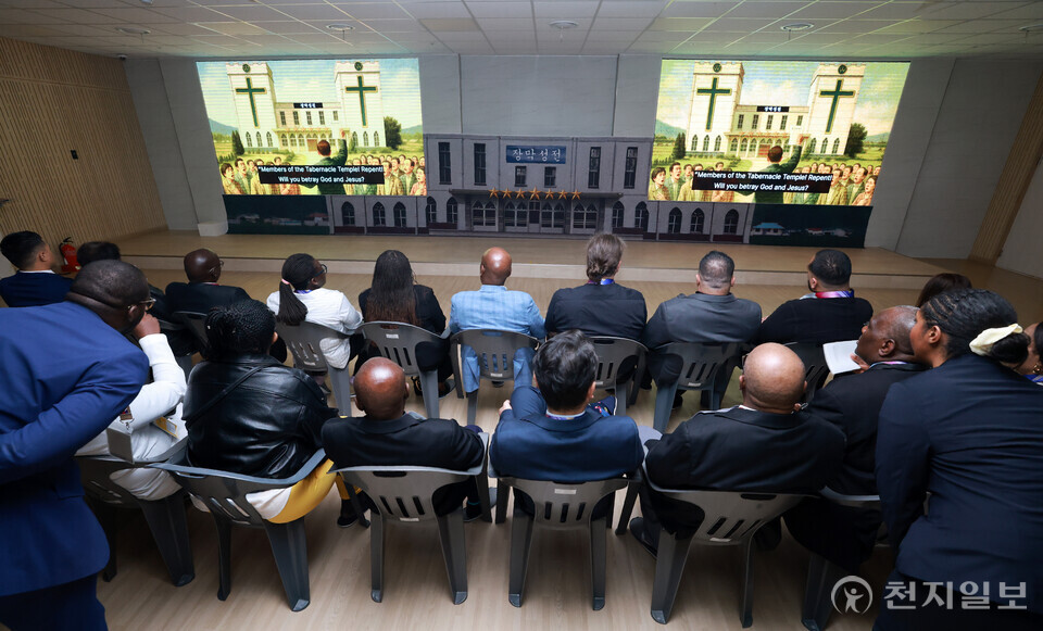 [천지일보=박준성 기자] 신천지예수교 증거장막성전이 30일 충북 청주교회에서 ‘제3기 만국초청 계시록 특강’을 개최한 가운데 국내외 종교 지도자들이 ‘성경 속 시간 여행’ 프로그램을 참여하고 있다.ⓒ천지일보 2025.10.30.