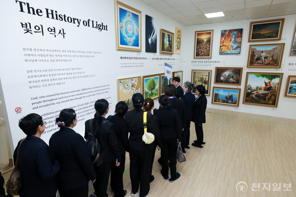 [천지일보=박준성 기자] 신천지예수교 증거장막성전이 30일 충북 청주교회에서 ‘제3기 만국초청 계시록 특강’을 개최한 가운데 국내외 종교 지도자들이 성경 그림 전시 작품들을 둘러보고 있다.ⓒ천지일보 2025.10.30.