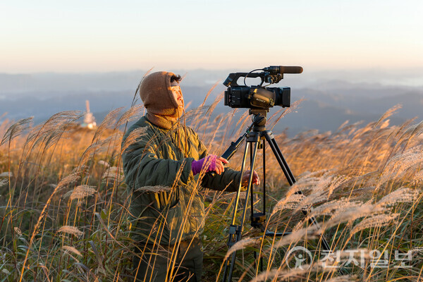 최정삼 사진작가는 자연·지역의 일상을 사진과 회화로 재구성하며 감정을 나누는 예술의 힘을 믿고 창작 활동을 이어가고 있다. 사진은 최 작가가 무등산 북봉을 촬영하는 모습. (제공: 최정삼 갤러리) ⓒ천지일보 2025.10.30.