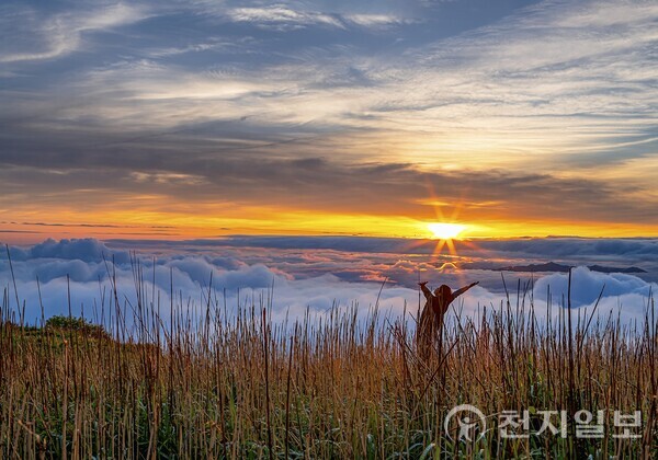 최정삼 사진작가는 자연·지역의 일상을 사진과 회화로 재구성하며 감정을 나누는 예술의 힘을 믿고 창작 활동을 이어가고 있다. 사진은 무등산 북봉. (제공:  최정삼 갤러리) ⓒ천지일보 2025.10.30.