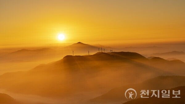 최정삼 사진작가는 자연·지역의 일상을 사진과 회화로 재구성하며 감정을 나누는 예술의 힘을 믿고 창작 활동을 이어가고 있다. 사진은 무등산 규봉암에서 바라보는 모후산. (제공: 최정삼 갤러리) ⓒ천지일보 2025.10.30.