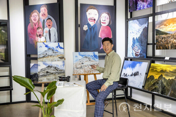최정삼 사진작가는 자연·지역의 일상을 사진과 회화로 재구성하며 감정을 나누는 예술의 힘을 믿고 창작 활동을 이어가고 있다. 사진은 최정삼 작가가 자신의 갤러리에서 포즈를 취하고 있는 모습. (최정삼 갤러리) ⓒ천지일보 2025.10.30.