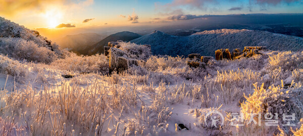 최정삼 사진작가는 자연·지역의 일상을 사진과 회화로 재구성하며 감정을 나누는 예술의 힘을 믿고 창작 활동을 이어가고 있다. 사진은 무등산 입석대의 겨울. (제공: 최정삼 갤러리) ⓒ천지일보 2025.10.30.