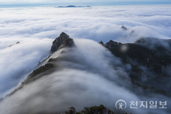 최정삼 사진작가는 자연·지역의 일상을 사진과 회화로 재구성하며 감정을 나누는 예술의 힘을 믿고 창작 활동을 이어가고 있다. 사진은 월출산 사자봉. (제공: 최정삼 갤러리) ⓒ천지일보 2025.10.30.