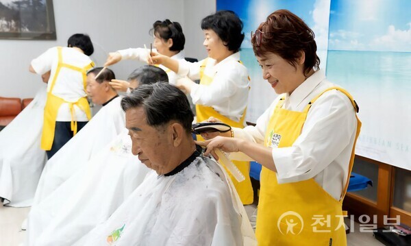 지난 29일 신천지자원봉사단 제천지부가 제천시 보훈회관에서 보훈 회원 어르신들에게 이미용 봉사를 진행하고 있다. (제공: 신천지자원봉사단 제천지부) ⓒ천지일보 2025.10.30.