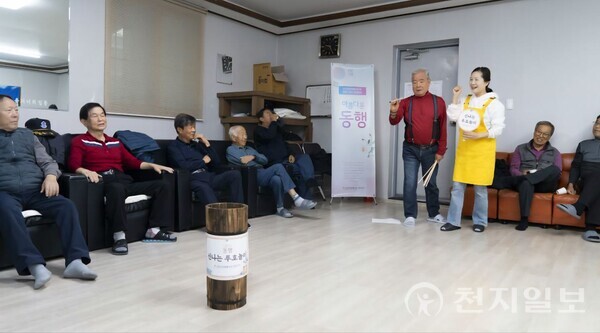 지난 29일 신천지자원봉사단 제천지부가 제천시 보훈회관에서 보훈 회원 어르신과 함께 투호 놀이를 하고 있다. (제공: 신천지자원봉사단 제천지부) ⓒ천지일보 2025.10.30.