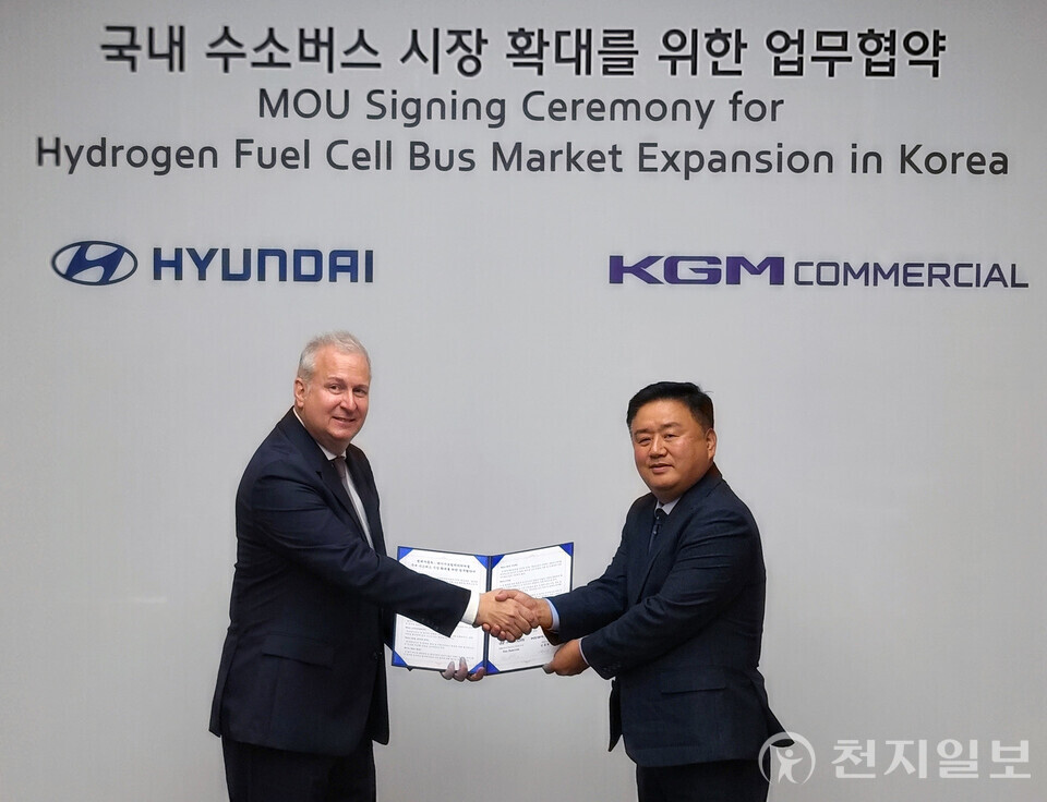 KGM 커머셜 KGMC이 국내 수소버스 시장 확대 및 경쟁력 제고를 위해 현대자동차와 업무 협약 MOU을 체결했다고 밝혔다. (제공: KGMC) ⓒ천지일보 2025.10.30.