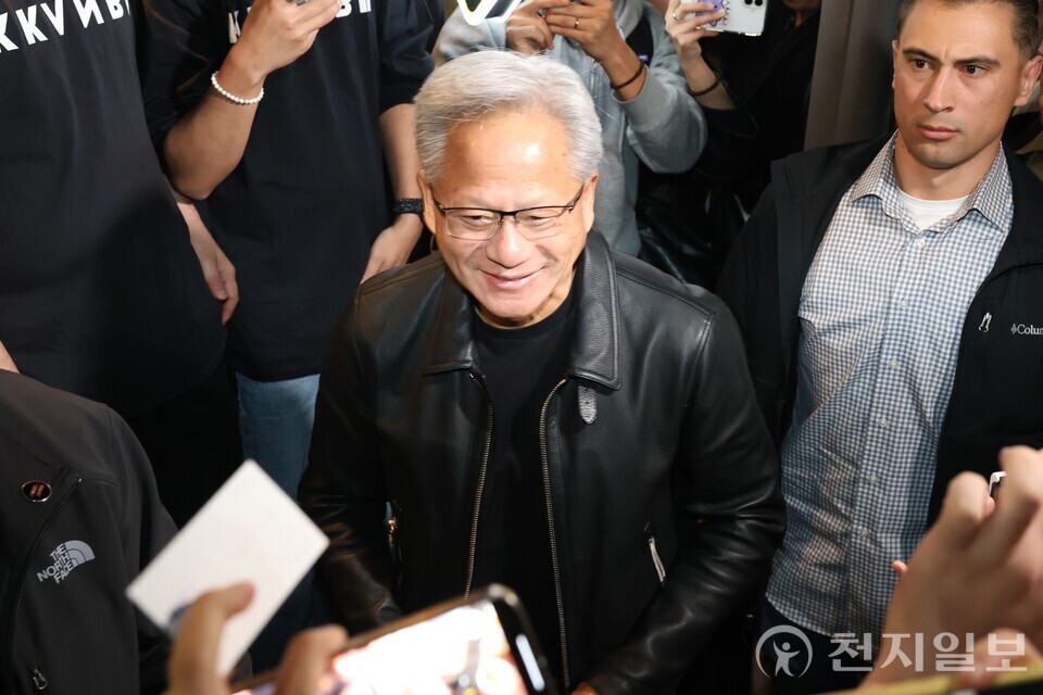 [천지일보=김정필 기자] 젠슨 황 엔비디아 최고경영자(CEO)가 30일 이재용 삼성전자 회장, 정의선 현대차그룹 회장과의 치킨 회동을 위해 서울 삼성동의 한 치킨 집으로 향하고 있다. ⓒ천지일보 2025.10.30.
