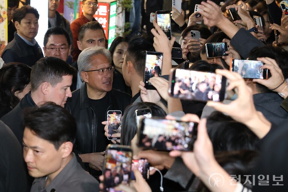 [천지일보=김정필 기자] 젠슨 황 엔비디아 최고경영자(CEO)가 30일 이재용 삼성전자 회장, 정의선 현대차그룹 회장과의 치킨 회동을 위해 서울 삼성동의 한 치킨 집으로 이동하며 구름 인파에 놀라고 있다. ⓒ천지일보 2025.10.30.