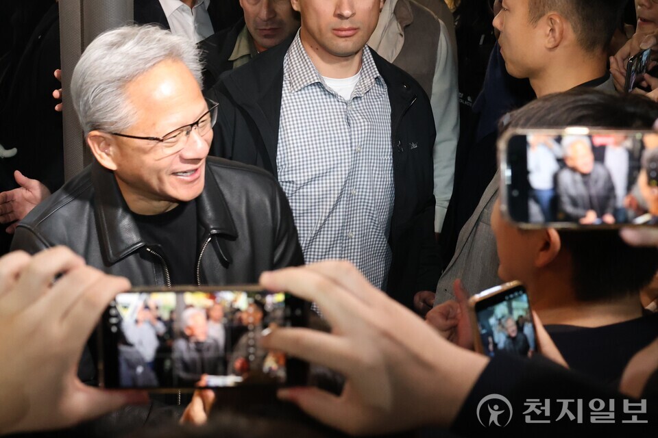 [천지일보=김정필 기자] 젠슨 황 엔비디아 최고경영자(CEO)가 30일 이재용 삼성전자 회장, 정의선 현대차그룹 회장과의 치킨 회동을 위해 서울 삼성동의 한 치킨 집으로 이동하는 중 한 시민이 ‘엄지 척’을 하자 환하게 웃고 있다. ⓒ천지일보 2025.10.30.