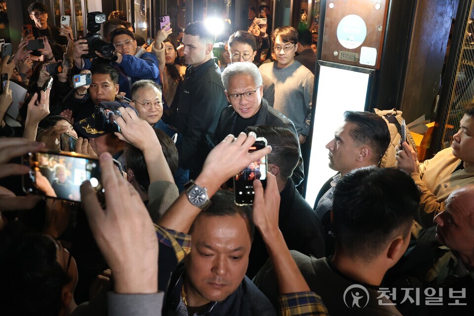 [천지일보=김정필 기자] 젠슨 황 엔비디아 최고경영자(CEO)가 30일 이재용 삼성전자 회장, 정의선 현대차그룹 회장과의 치킨 회동을 위해 서울 삼성동의 한 치킨 집으로 이동하는 중 취재진에 둘러싸여 있다. ⓒ천지일보 2025.10.30.