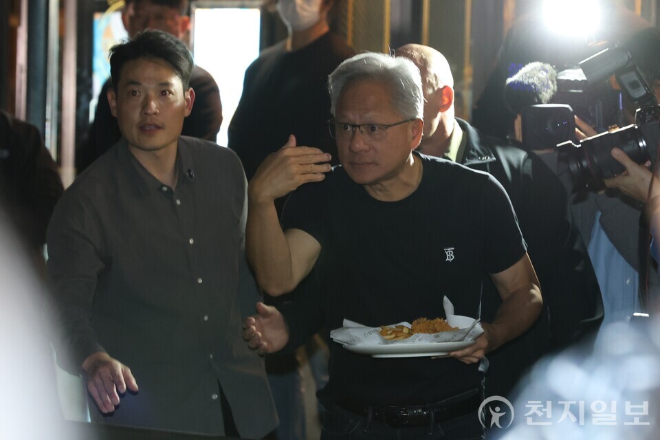 [천지일보=김정필 기자] 젠슨 황 엔비디아 최고경영자(CEO)가 30일 서울 삼성동 한 치킨집에서 진행된 이재용 삼성전자 회장, 정의선 현대차그룹 회장과 치맥 회동 중 시민에게 치킨을 나눠주고 있다. ⓒ천지일보 2025.10.30.