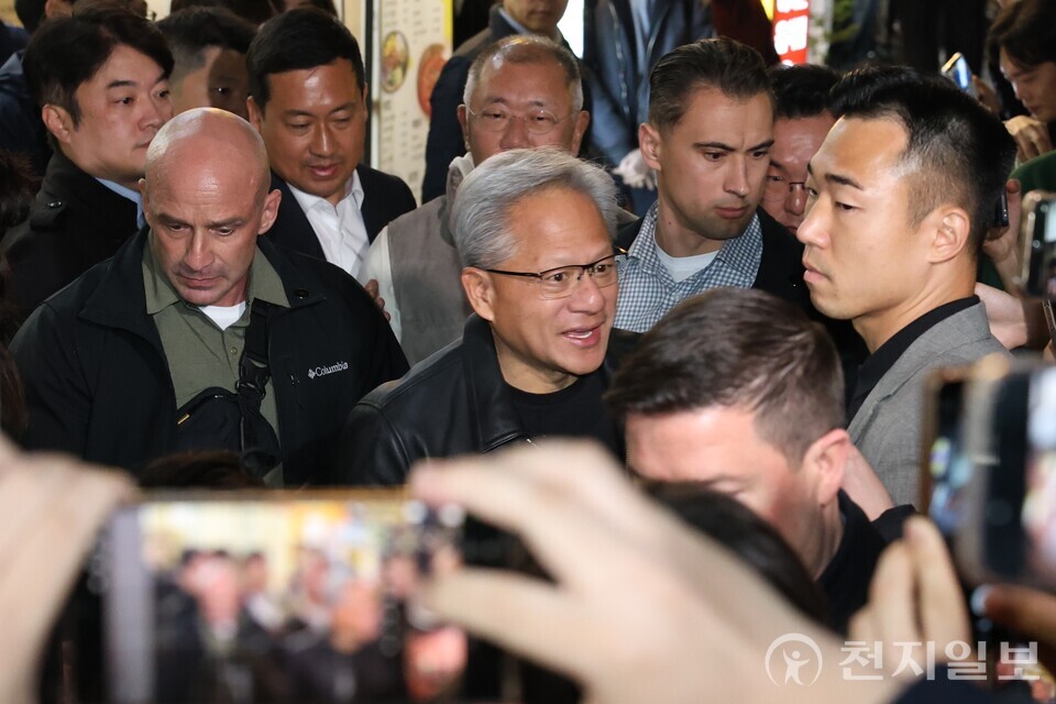 [천지일보=김정필 기자] 젠슨 황 엔비디아 최고경영자(CEO)가 30일 이재용 삼성전자 회장, 정의선 현대차그룹 회장과의 치킨 회동을 위해 서울 삼성동의 한 치킨 집으로 향하고 있다. ⓒ천지일보 2025.10.30.