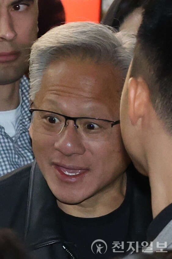[천지일보=김정필 기자] 젠슨 황 엔비디아 최고경영자(CEO)가 30일 이재용 삼성전자 회장, 정의선 현대차그룹 회장과의 치킨 회동을 위해 서울 삼성동의 한 치킨 집으로 이동하며 구름 인파에 놀라고 있다. ⓒ천지일보 2025.10.30.