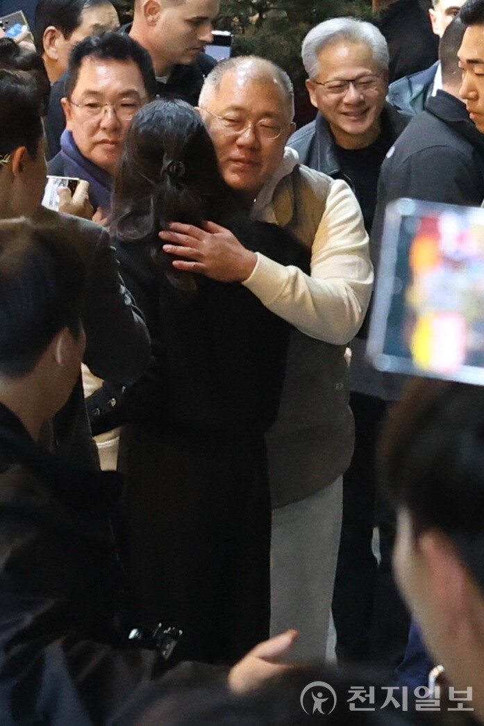 [천지일보=김정필 기자] 정의선 현대차그룹 회장이 30일 젠슨 황 엔비디아 최고경영자(CEO), 이재용 삼성전자 회장과 치킨 회동을 위해 서울 삼성동의 한 치킨 집으로 이동하면서 젠슨 황의 딸인 매디슨 황과 포옹을 하고 있다. ⓒ천지일보 2025.10.30.