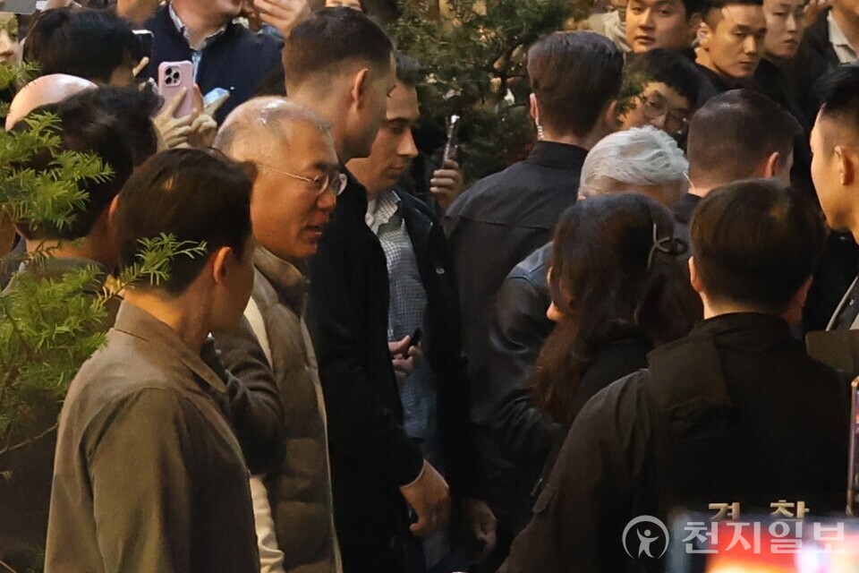 [천지일보=김정필 기자] 정의선 현대차그룹 회장이 30일 젠슨 황 엔비디아 최고경영자(CEO), 이재용 삼성전자 회장과 치킨 회동을 위해 서울 삼성동의 한 치킨 집으로 이동하면서 젠슨 황의 딸인 매디슨 황과 대화를 나누고 있다. ⓒ천지일보 2025.10.30.