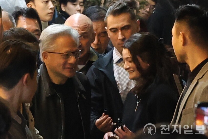[천지일보=김정필 기자] 젠슨 황 엔비디아 최고경영자(CEO)가 30일 이재용 삼성전자 회장, 정의선 현대차그룹 회장과의 치킨 회동을 위해 딸인 매디슨 황과 서울 삼성동의 한 치킨 집으로 향하고 있다. ⓒ천지일보 2025.10.30.