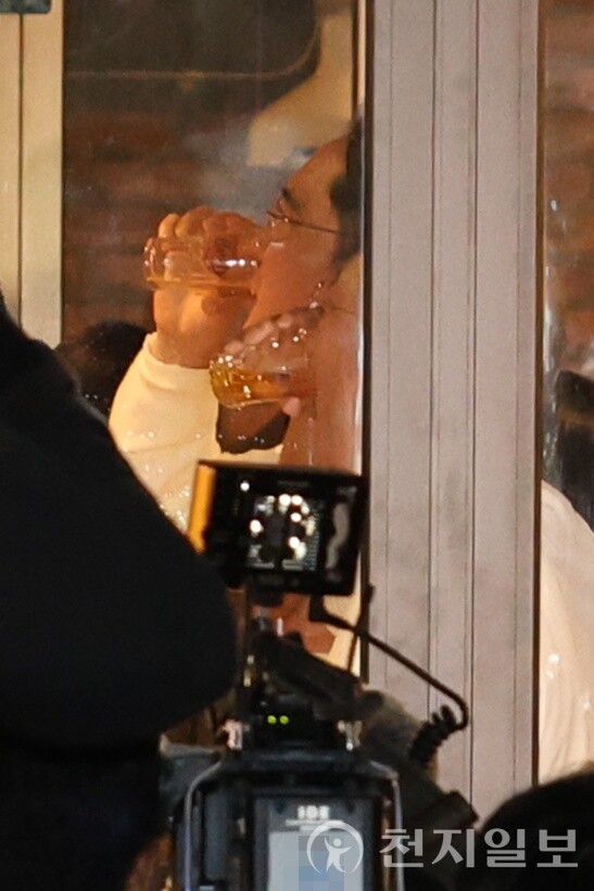 [천지일보=김정필 기자] 이재용 삼성전자 회장과 정의선 현대차그룹 회장이 30일 젠슨 황 엔비디아 최고경영자(CEO)와 서울 삼성동의 한 치킨집에서 치킨 회동을 하며 쏘맥을 마시고 있다. ⓒ천지일보 2025.10.30.